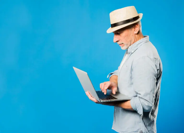 Come creare password sicure e proteggere i dati online. Uomo anziano con in mano il pc