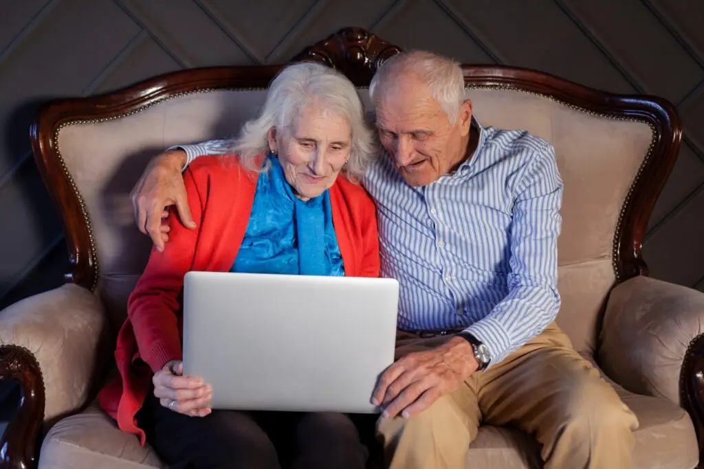 Informatica per anziani. Anziani che apprendono l'uso del computer