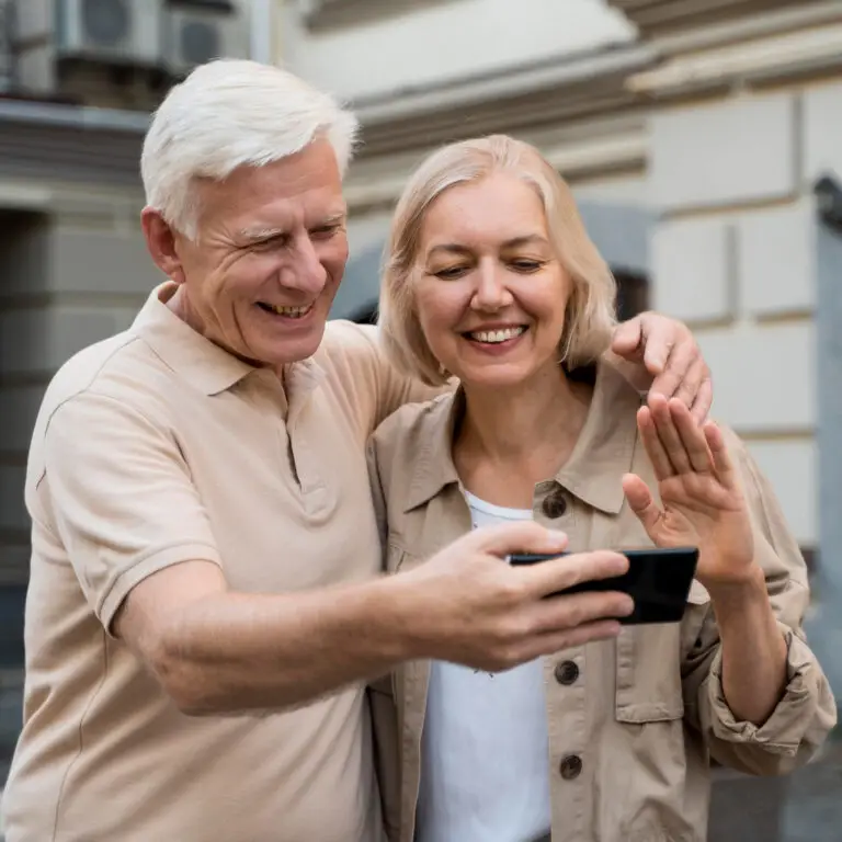 Informatica per anziani Coppia di persone anziane videochiamano dal telefono
