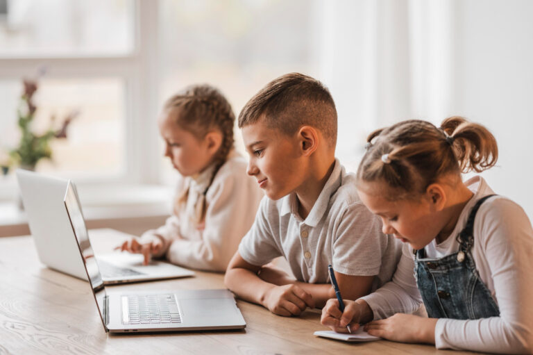 Sicurezza online Bambini che al computer usano internet in sicurezza