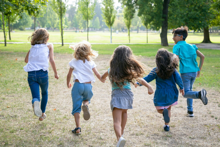 Bambini che fanno attività all'aria aperta dopo aver trascorso il tempo davanti al computer