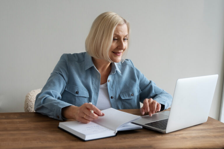 Donna avanti con l'età che segue corsi online. Favorire la stimolazione mentale e l'apprendimento continuo.