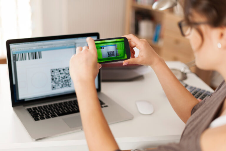 WhatsApp Web Donna scansiona il qr code per installare WhatsApp Web sul computer