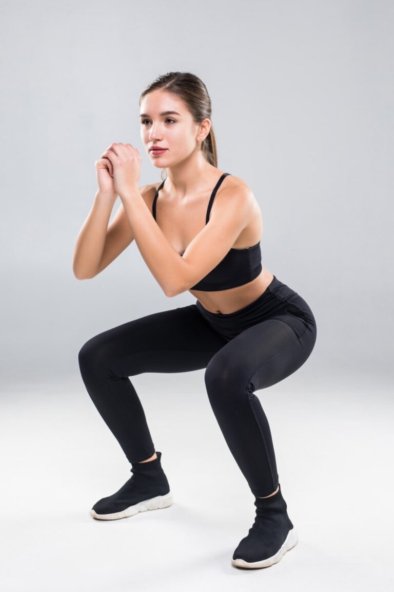 Allenamento a casa. Esercizio squat per allenare gambe e glutei