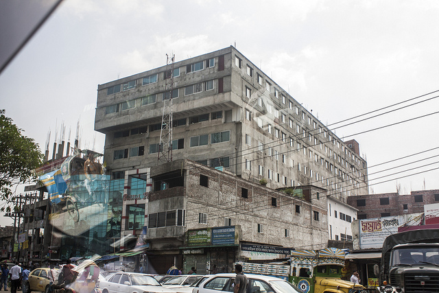 Crollo fabbrica Rana Plaza Bangladesh, impatto sociale fast fashion