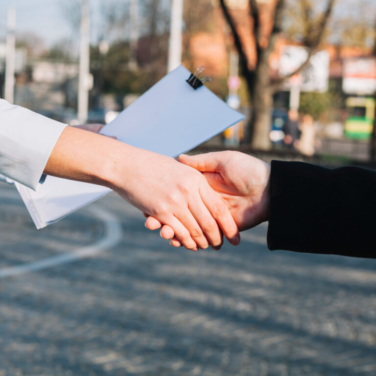 Tecniche base di contrattazione - Persone che contrattano un affare Mercatini dell'usato